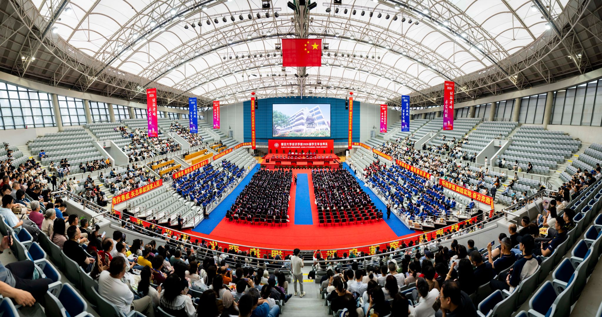 复旦大学人妻
2026届学生毕业典礼隆重举行