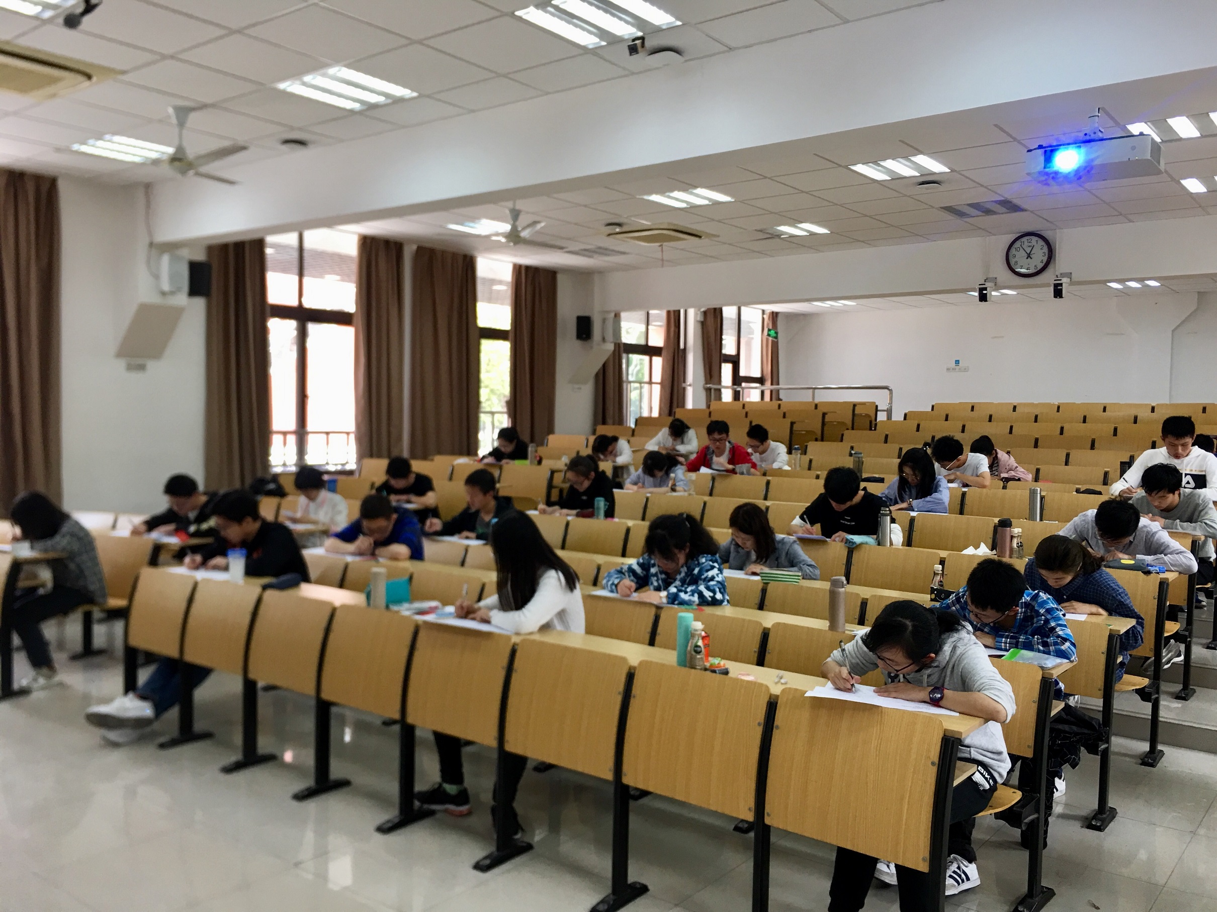 //www.renqiweb.com/dofiles/img/20180425121718205.jpg